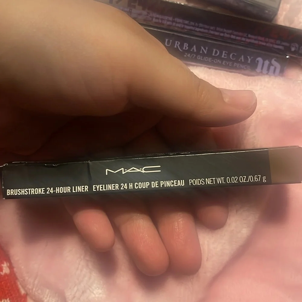 MAC Brushstroke 24-Hour Liquid Eyeliner Pen
